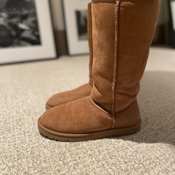 Ugg Classic Tall Tan Boot - Picture 4 of 7